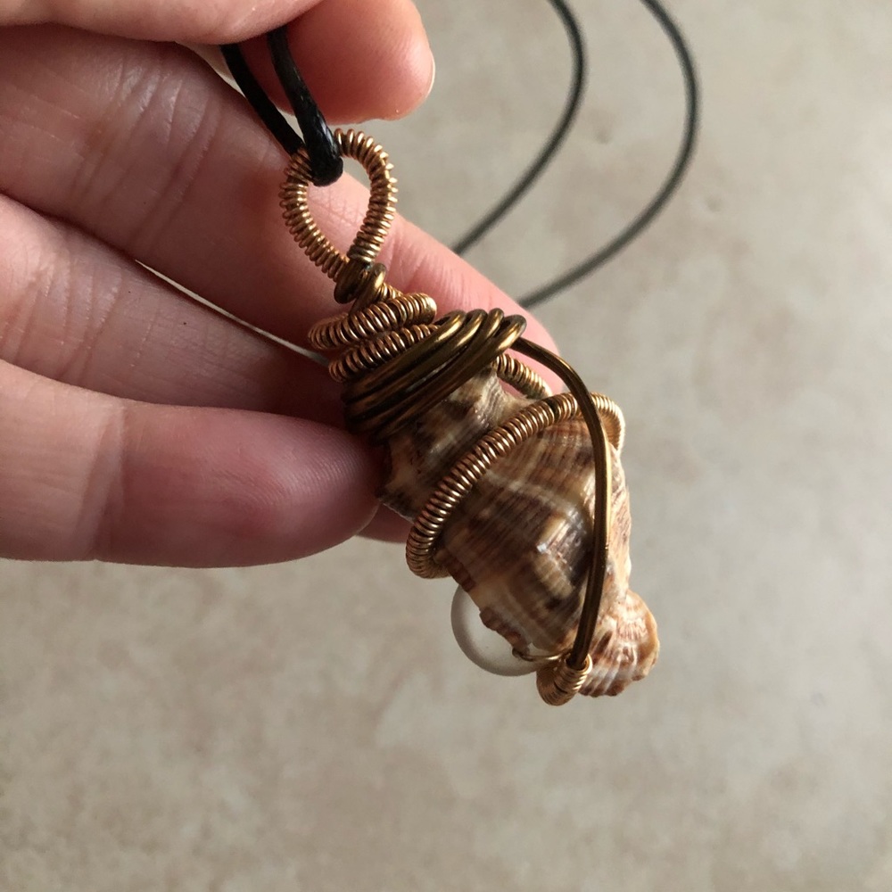 Conch shell Wire Wrap - Picture 2 of 2